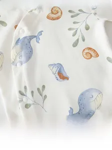 Détail d'un pyjama pour bébé avec motif de dauphin et boutons-pression lisses