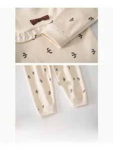 Détails de pyjama bébé imprimé oiseaux avec nœud ruban et poignets côtelés