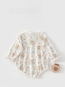 Détails de barboteuse bébé à fleurs avec col en dentelle et motifs lapins mignons