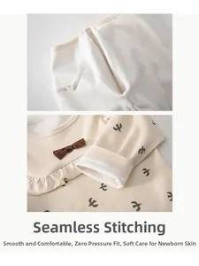 Détail couture plate sur sous-vêtements bébé en coton doux avec motifs oiseaux et nœud