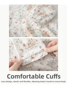 Détail du body bébé floral avec col en dentelle et poignets élastiques confortables