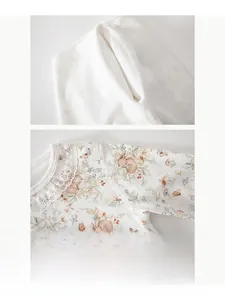 Détail de couture sans os et imprimé lapin fleuri sur un body doux pour bébé