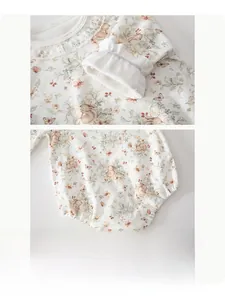 Détails de la barboteuse pour bébé avec col en dentelle et motifs floraux de lapin