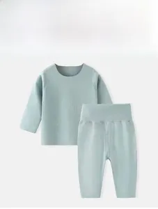 Détail macro d'un ensemble de sous-vêtements thermiques bébé vert menthe à taille haute