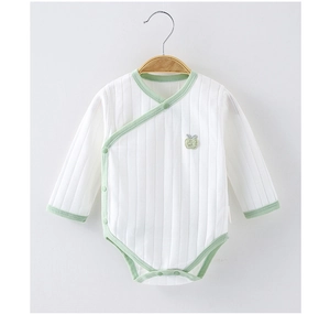 Detailaufnahme Baby-Body mit Apfel-Stickerei und grünem Saum auf Baumwoll-Rippenstoff