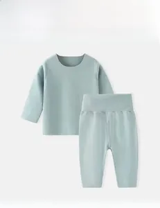 Détail de l'ensemble thermique pour bébé en tissu côtelé gris-vert pour la chaleur d'hiver