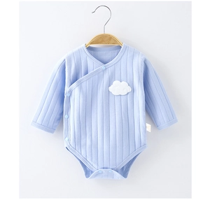 Detail eines hellblauen Baby-Stramplers aus Rippbaumwolle mit Wolken-Patch und Knöpfen