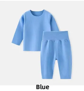 Détail d'un ensemble de sous-vêtements thermiques bleu clair pour bébé avec taille haute