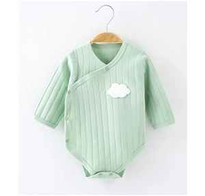 Details von hellgrünem Baby-Body aus weichem Baumwoll-Rippstoff mit Wolken-Applikation