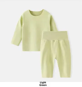 Détail d'un ensemble de sous-vêtements thermiques pour bébés en vert haricot à fines côtes