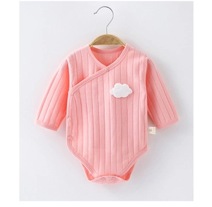 Rosa Baby-Body aus gerippter Baumwolle mit weißen Wolken und seitlichen Knöpfen