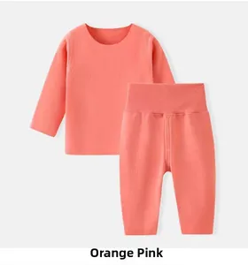 Détail d'un ensemble de sous-vêtements thermiques bébé rose orange en tissu côtelé doux