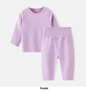 Détail d'un ensemble de sous-vêtements thermiques violets pour bambins en tissu côtelé