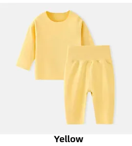 Détail de l'ensemble thermique en tricot jaune pour enfants avec pantalon taille haute