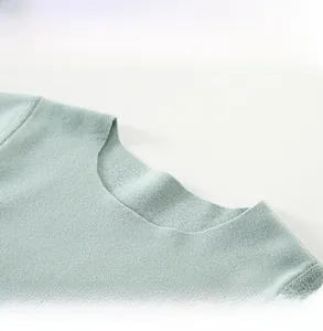 Vue détaillée du col rond vert menthe en maille extensible avec étiquette sans couture