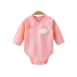 Rosa langärmliger Baby-Body aus Baumwollripp mit Wolken-Patch auf weißem Hintergrund