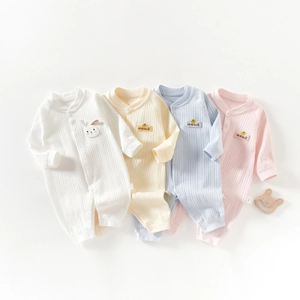 Lot de quatre barboteuses pour nouveau-né en coton côtelé aux couleurs pastel avec boutons