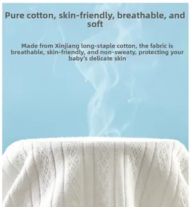 Détail de la maille respirante en coton à fibres longues pour body blanc de bébé