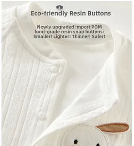 Détail des boutons en résine POM et broderie lapin sur la grenouillère bébé en coton