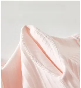 Gros plan du body bébé rose avec coutures sans couture à 4 aiguilles et 6 fils