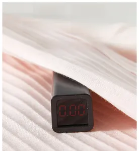 Gros plan sur le tissu d'un pyjama bébé montrant le test de sécurité certifié de classe A