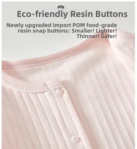 Détail d'un body rose pour bébé en coton avec boutons-pression en résine écologiques et côtes