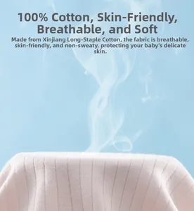 Détail macro du tissu respirant en coton rose pour pyjama de nouveau-né en coton