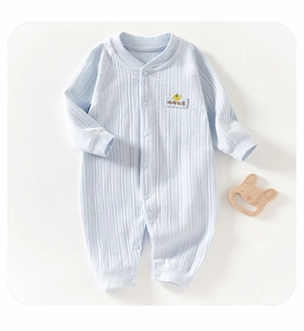 Détail d'une grenouillère bébé bleu clair avec maille respirante et broderie décorative