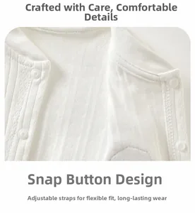 Détail du tissu en coton blanc côtelé et des boutons-pression sur la grenouillère bébé