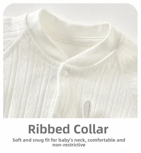 Gros plan du col en coton côtelé blanc pour body bébé avec texture douce et détails