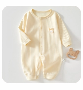 Détail d'un barboteuse bébé en coton côtelé doux avec broderie de lapin délicate