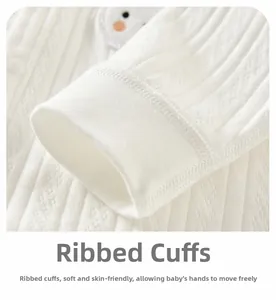 Gros plan sur les poignets côtelés en coton blanc doux d'un body bébé élastique
