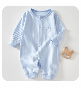 Détail de la grenouillère bébé en coton avec maille côtelée et écusson lapin blanc