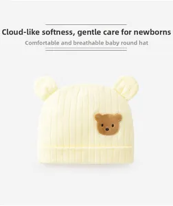 Dettaglio del cappellino giallo per neonati con orecchie d'orso in morbido cotone