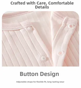 Détail d'un body rose pour bébé en coton côtelé avec fermeture par bouton-pression
