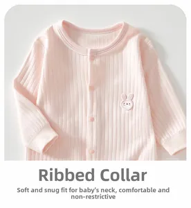 Détail d'une grenouillère bébé en coton côtelé avec col rond et patch lapin mignon