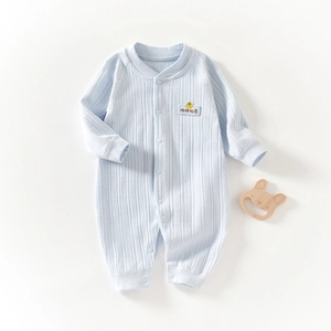 Barboteuse bébé en coton bleu clair avec rayures verticales et écusson brodé