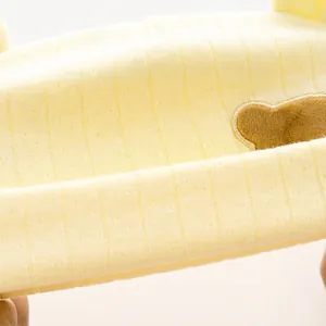 Berretto neonato in maglia di cotone giallo tenue con orsetto e bordo elastico morbido