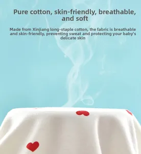 Détail du tissu respirant en pur coton avec motifs de cœurs pour vêtements bébé