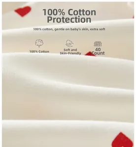 Gros plan du tissu 100% coton pour barboteuse avec cœurs rouges et texture douce au toucher