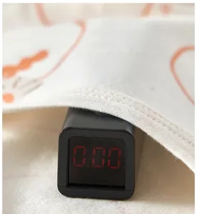 Gros plan sur tissu en coton pour bébé montrant un test sans fluorescence pour la sécurité