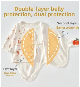 Détail d'un body en coton pour bébé avec protection ventrale double couche et motif lotus