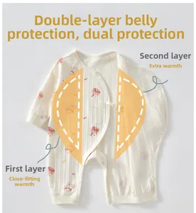Detail eines Baby-Stramplers aus Rippbaumwolle mit doppeltem Bauchschutz-Design