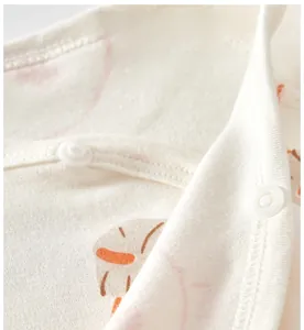 Détail des boutons en résine POM écologiques sur le body pour bébé en pur coton doux