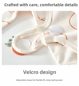 Détail du body bébé en coton avec broderie carotte et fermeture par cordon réglable