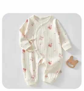 Detail eines weichen gerippten Baby-Stramplers mit niedlichen rosa Hasen- und Bärenmustern