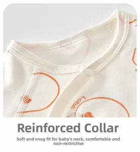 Détail de l'encolure en coton doux pour bébé avec boutons-pression et motif Lotus