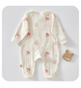 Detail eines weichen Baby-Stramplers aus Rippbaumwolle mit Bären- und Hasenprint