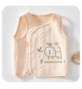 Dettaglio del gilet trapuntato rosa baby con ricamo di leone e trama a rombi