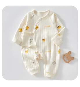 Details des Waffelstrick-Baby-Stramplers aus Baumwolle mit Bärenprint und Bindeband